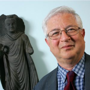 Picture of Prof Richard Gombrich with a Buddha statue in the background