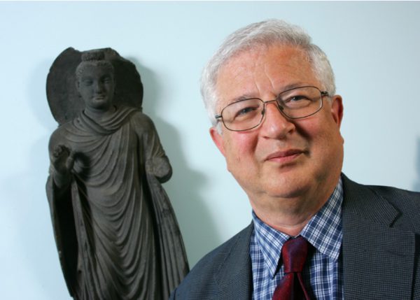 Picture of Prof Richard Gombrich with a Buddha statue in the background